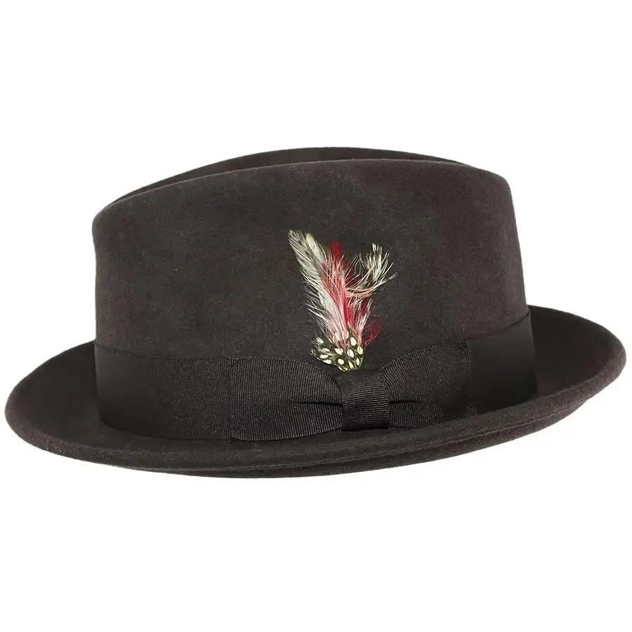 Crushable wool trilby hat with a C-crown. This packable hat is made of 100% wool, featuring a cotton sweatband and no lining. Perfect for travel and everyday wear.
The crushable C-crown trilby hat in black is a stylish and practical accessory. Made from 100% wool, this hat is designed to be packable—simply take it out of a suitcase, shake and shape, and it’s ready to wear. Ideal for both travel and everyday use, this trilby hat combines functionality with timeless style.