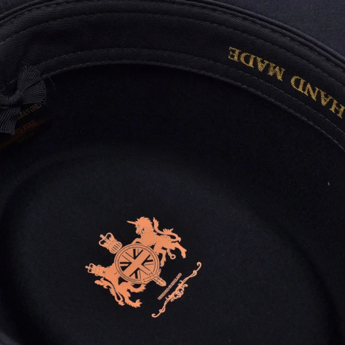 Western Style Gambler Wool Felt Hat in Black is a perfect blend of classic style and modern functionality. 100% wool felt Gambler Cowboy Hat. Crushable, water-repellent, with a wide 7cm brim and a 10cm crown. Adorned with a Tombstone leather band. Sizes from small to extra-large. Hat Details: Material: 100% Wool Felt