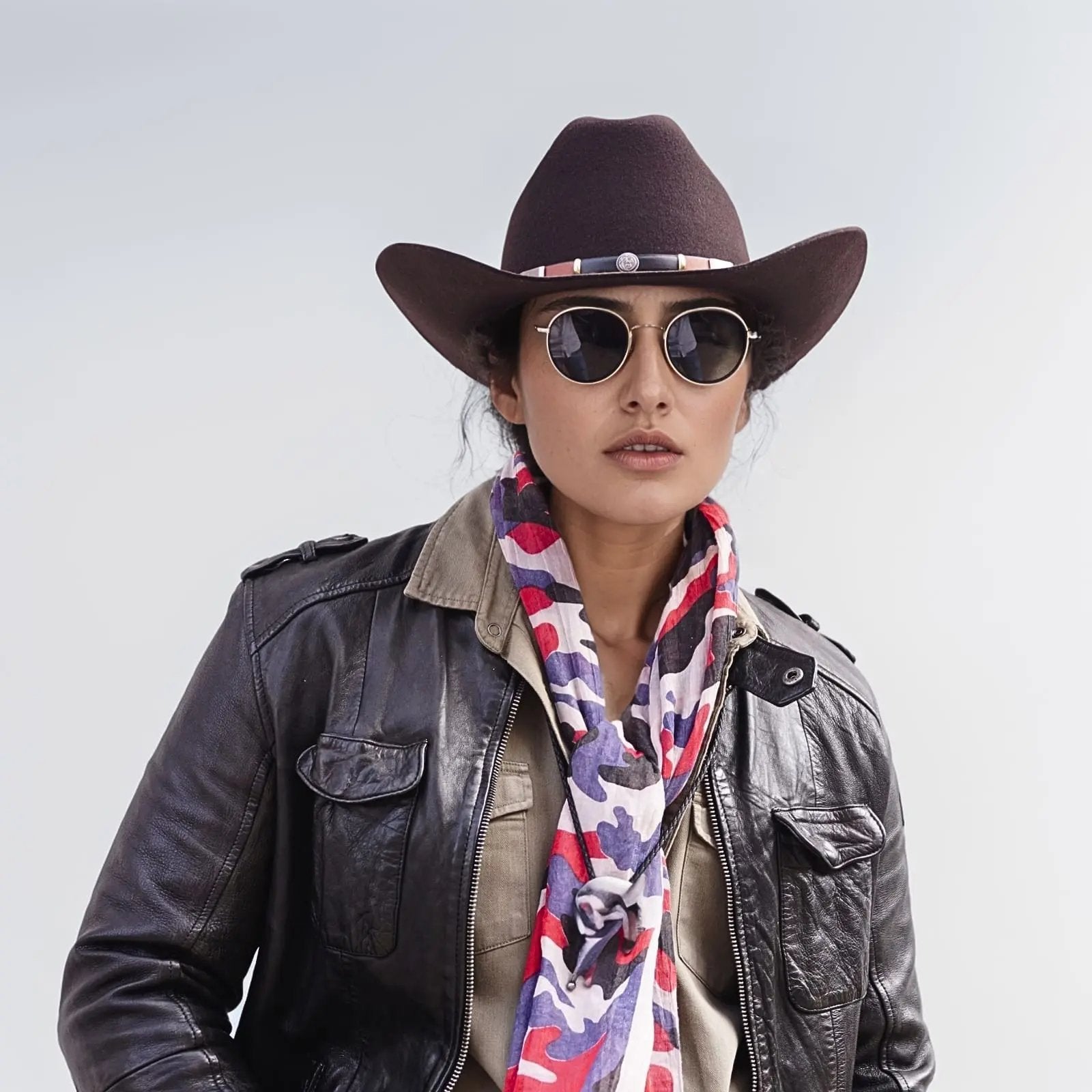 The Cattleman Western American Cowboy Hat is a timeless piece that perfectly blends style and functionality. Crafted from 100% wool felt, this hat features a black and brown leather concho band, adding a touch of elegance to its rugged design.
Hat Details:
Material: 100% Wool Felt
Style: Stiff Wide Brim (approximately 8cm)
Crown: Centre Dent Crown (approximately 11cm)
Sweatband: Comfortable Cotton
Unlined
Colour: Sand, Black & Brown
Handmade
