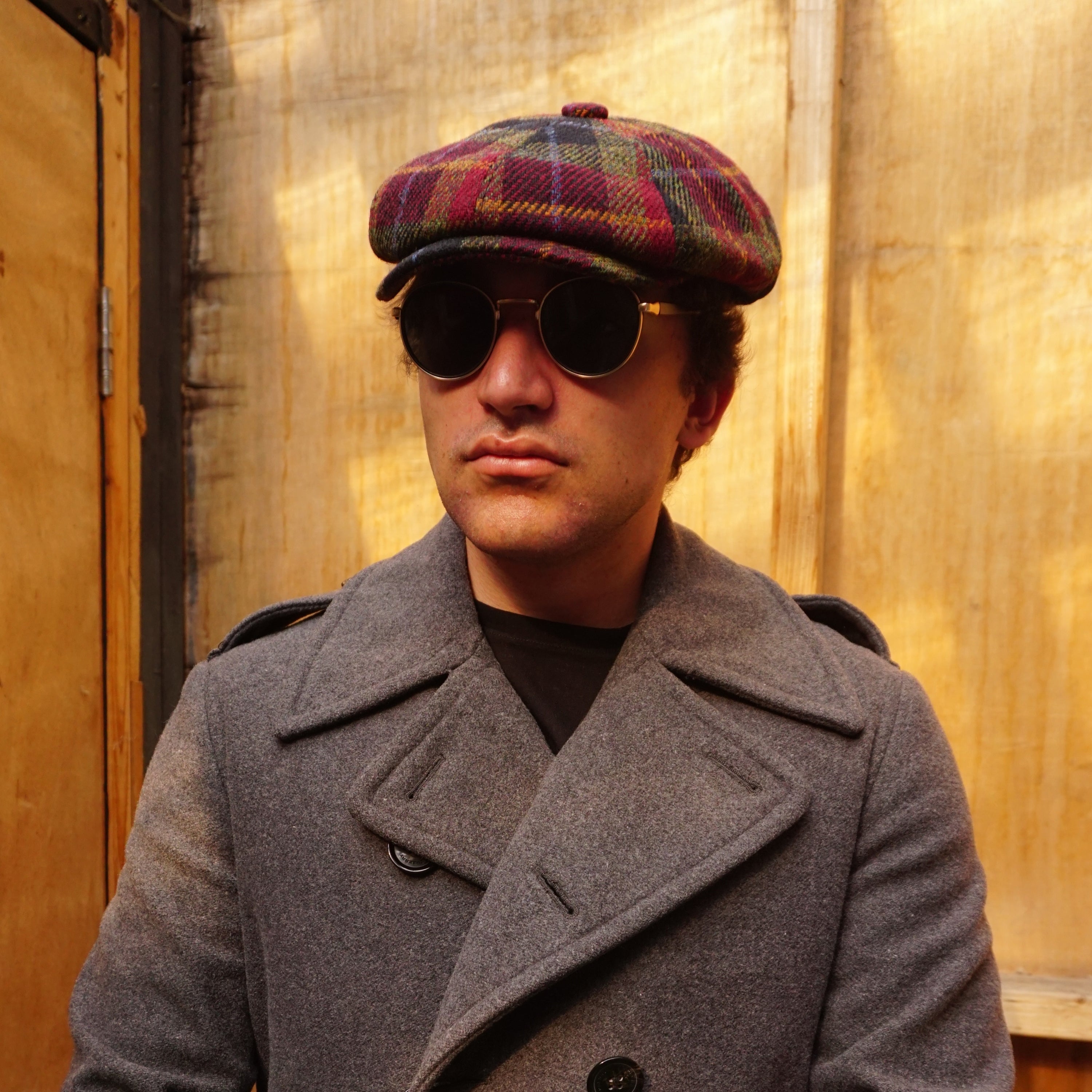 Burgundy Harris Tweed Newsboy Cap, crafted from 100% pure new wool, handwoven in Scotland’s Outer Hebrides. Features include a sewn-down brim, cotton lining, and a removable Gladwin Bond side pin. Available in sizes S-XXL. Inspired by the iconic Peaky Blinders style.