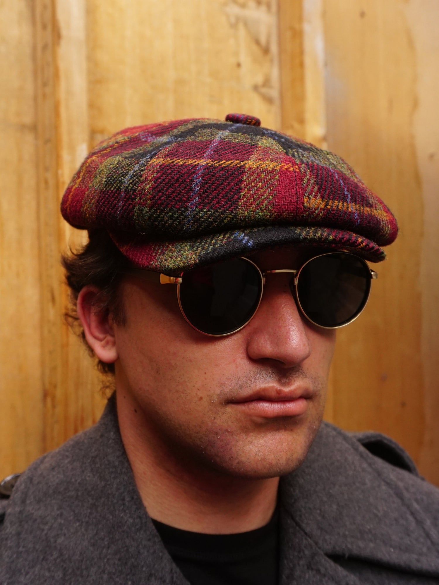 Burgundy Harris Tweed Newsboy Cap, crafted from 100% pure new wool, handwoven in Scotland’s Outer Hebrides. Features include a sewn-down brim, cotton lining, and a removable Gladwin Bond side pin. Available in sizes S-XXL. Inspired by the iconic Peaky Blinders style.